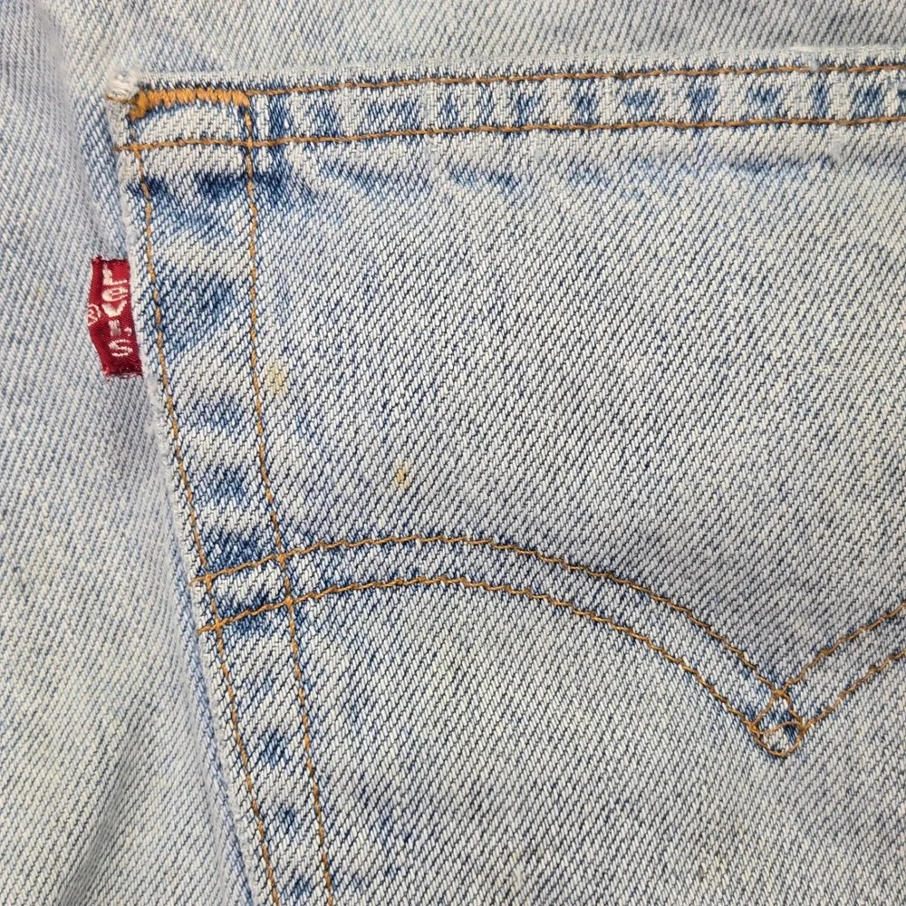 Vintage Levis 560 Loose Fit Denim Shorts Mens 34 Light Wash Distressed 90s Baggy